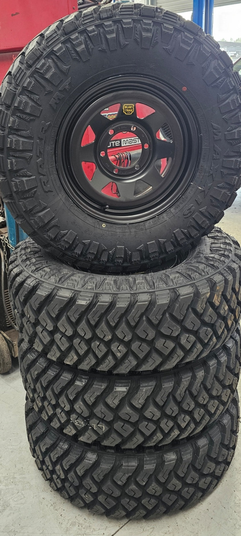 ROH Black Trak and 31x10.5r15 Maxxis Razr tyre package